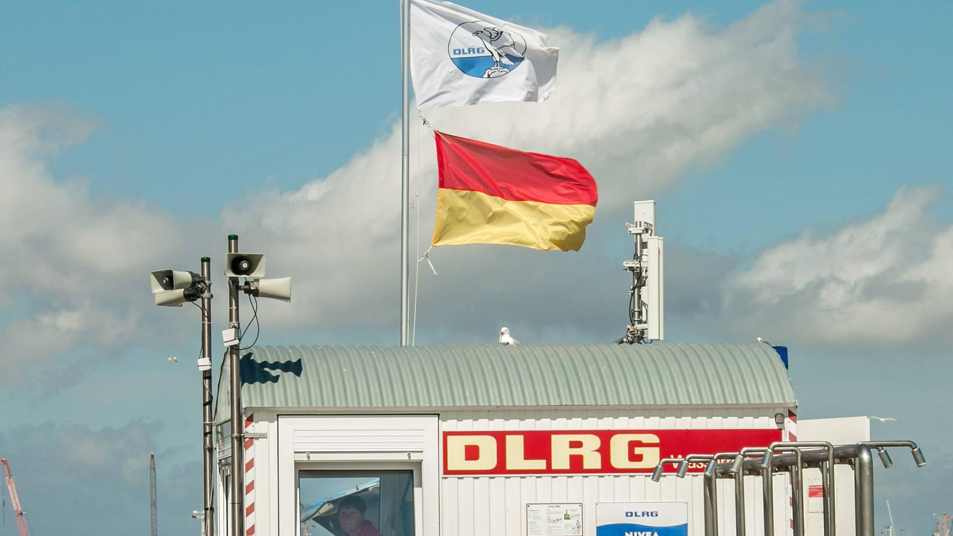 DLRG am Strand: Ein Badegast brachte den Rettungsschwimmern einen gefährlichen Fund. (Symbolbild)