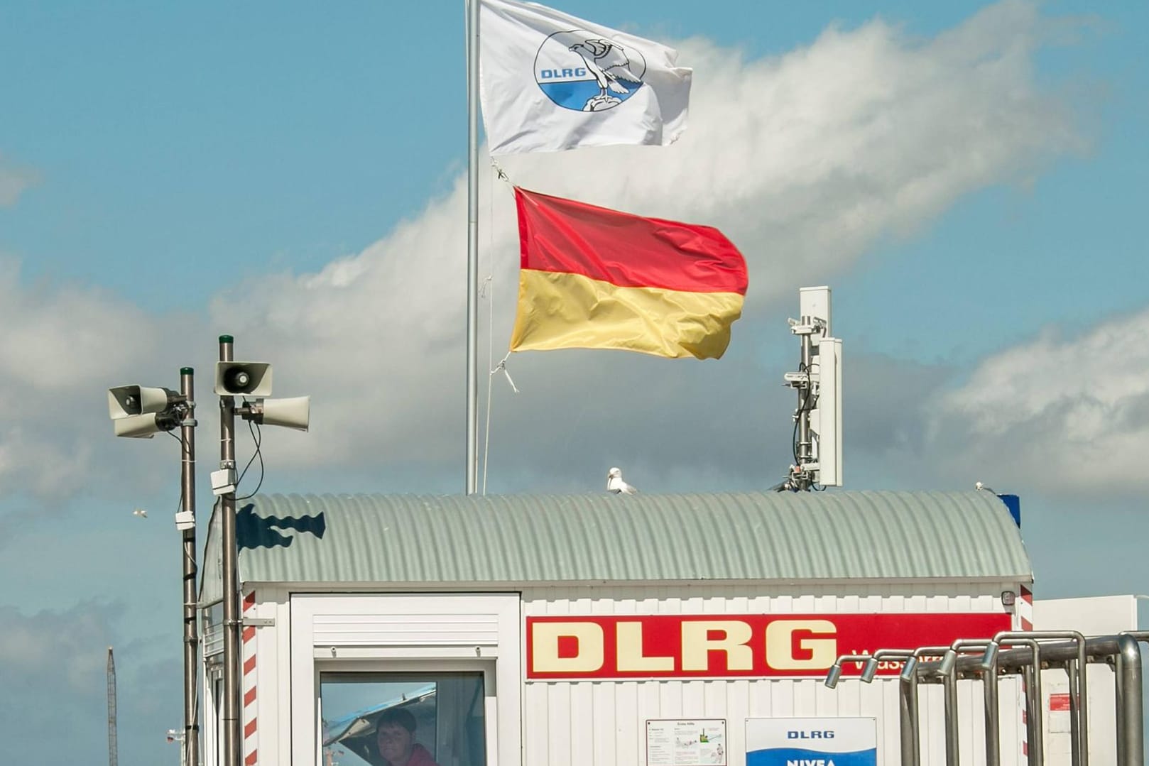 DLRG am Strand: Ein Badegast brachte den Rettungsschwimmern einen gefährlichen Fund. (Symbolbild)