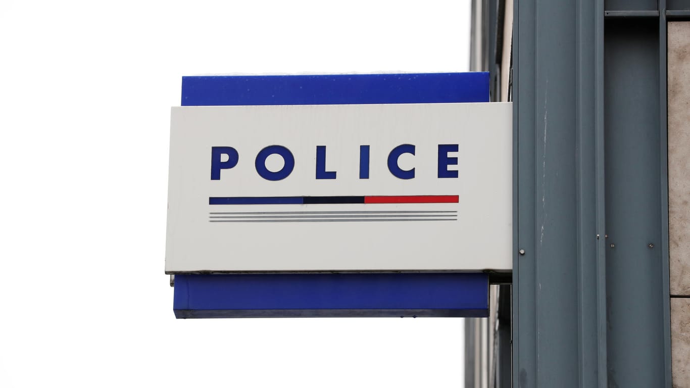 Französische Polizeidienststelle: Die Leiche eines Rentners gibt den Ermittlern Rätsel auf. (Symbolbild)