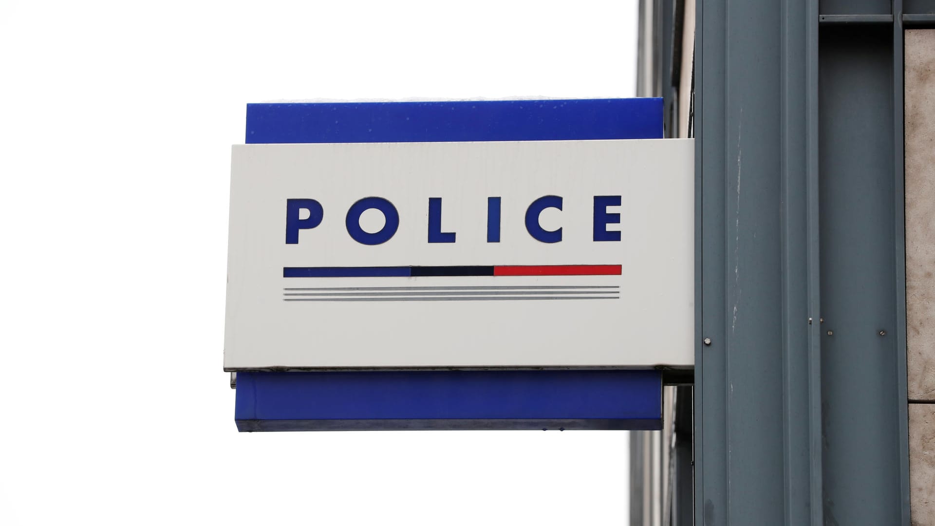 Französische Polizeidienststelle: Die Leiche eines Rentners gibt den Ermittlern Rätsel auf. (Symbolbild) Französische Polizeidienststelle: Die Leiche eines Rentners gibt den Ermittlern Rätsel auf. (Symbolbild)