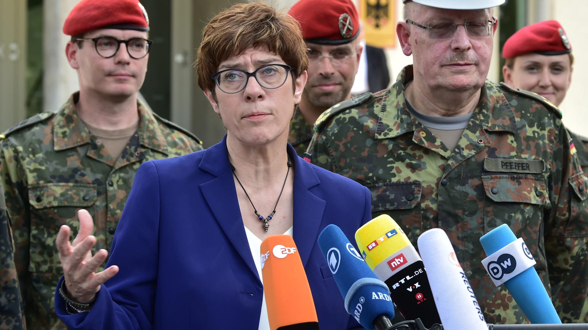 Kramp-Karrenbauer bei einem Truppenbesuch: Sollten diplomatische Wege keine Lösung in der Tanker-Krise finden, könnte es auch einen deutschen Bundeswehr-Einsatz im Persischen Golf geben.