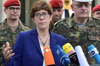 Kramp-Karrenbauer bei einem Truppenbesuch: Sollten diplomatische Wege keine Lösung in der Tanker-Krise finden, könnte es auch einen deutschen Bundeswehr-Einsatz im Persischen Golf geben.