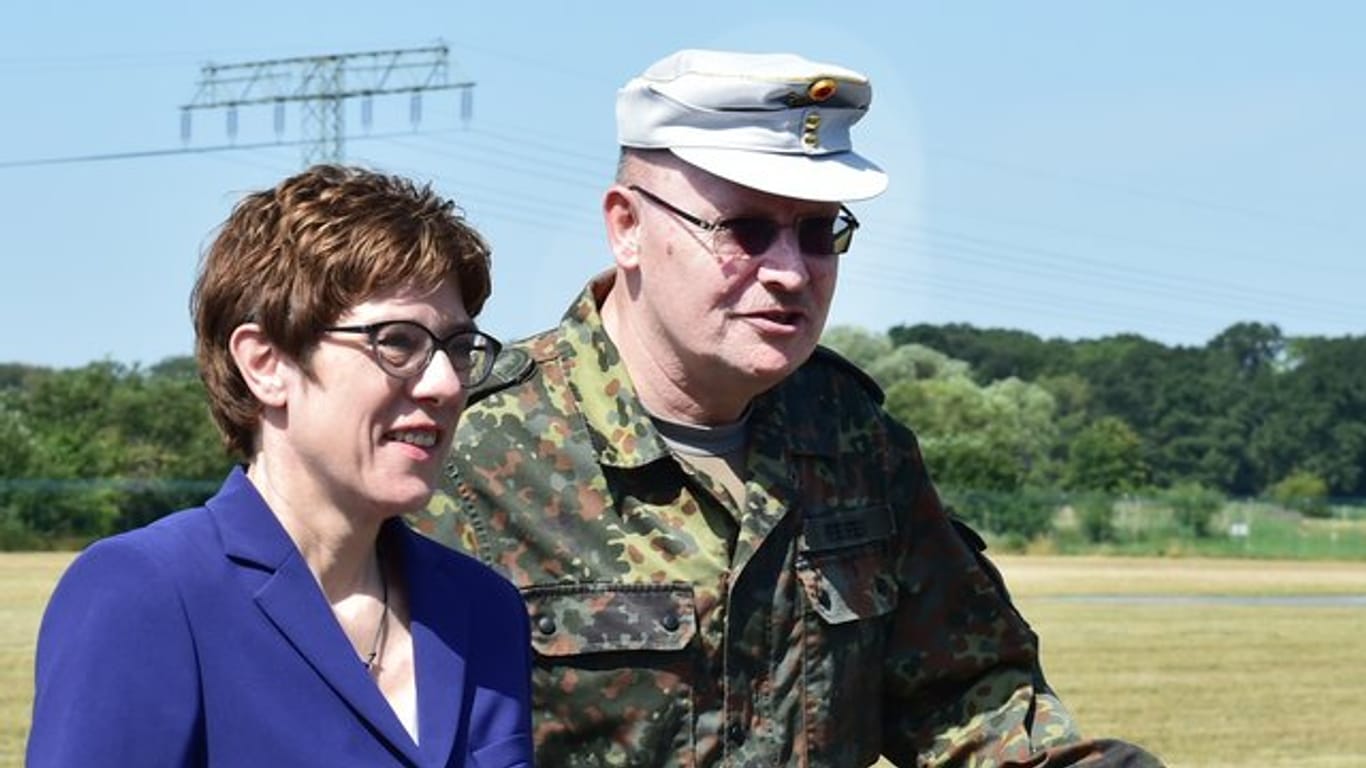 Verteidigungsministerin Annegret Kramp-Karrenbauer (CDU) spricht beim Besuch des Einsatzführungskommandos mit Generalleutnant Erich Pfeffer.