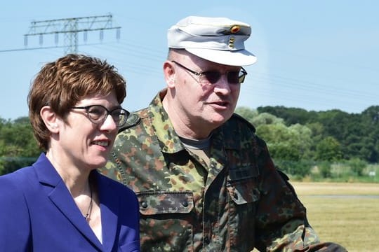 Verteidigungsministerin Annegret Kramp-Karrenbauer (CDU) spricht beim Besuch des Einsatzführungskommandos mit Generalleutnant Erich Pfeffer.