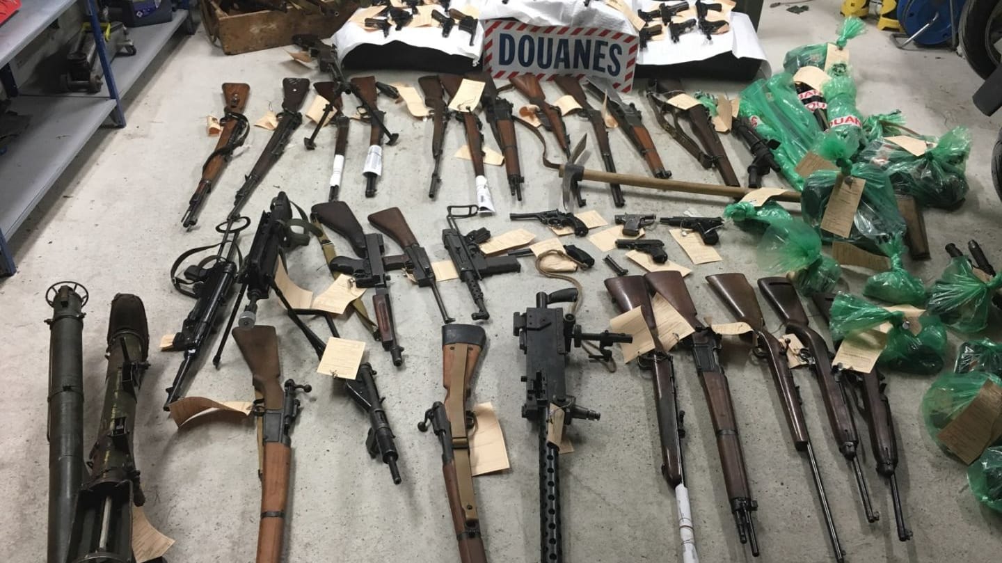 Vom französischen Zoll beschlagnahmte Waffen: Nach einer Autokontrolle, durchsuchten die Beamten auch das Haus des Fahrers und stellten zusätzlich Munition sicher. Vom französischen Zoll beschlagnahmte Waffen: Nach einer Autokontrolle, durchsuchten die Beamten auch das Haus des Fahrers und stellten zusätzlich Munition sicher.