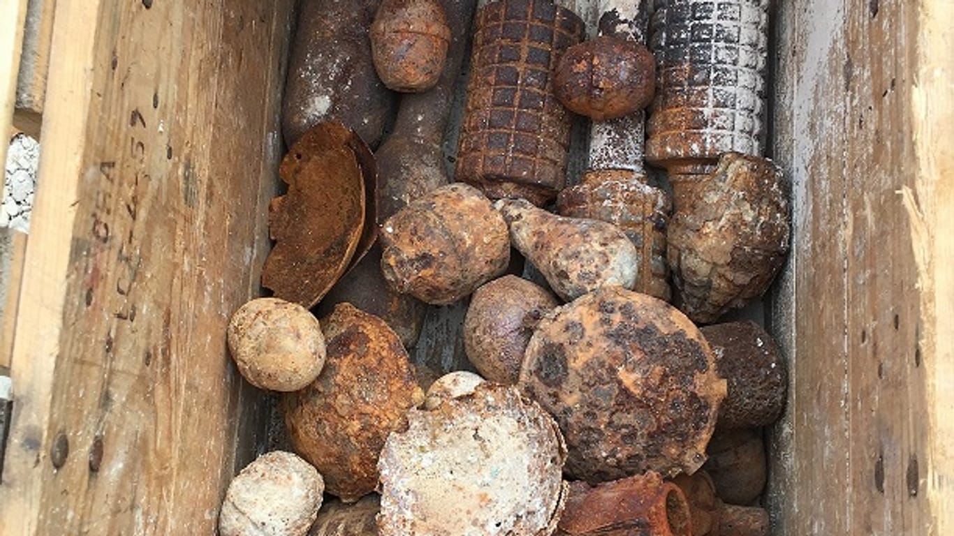 Verrostete Granaten in Holzkiste: Bei der Hausdurchsuchung des kontrollierten Autofahrers fanden die französischen Zollbeamten unter anderen 300 Granaten und Waffen.