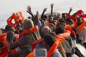Menschen auf dem Weg von Libyen nach Europa: Bei einem Schiffsunglück befürchtet eine Organisation mehr als 100 Tote. (Archivbild)