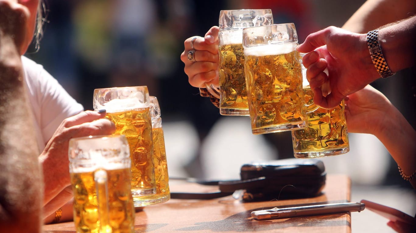 Anstoßen in München: Ein Bier in der Mittagspause kann man sich gönnen. (Symbolbild)