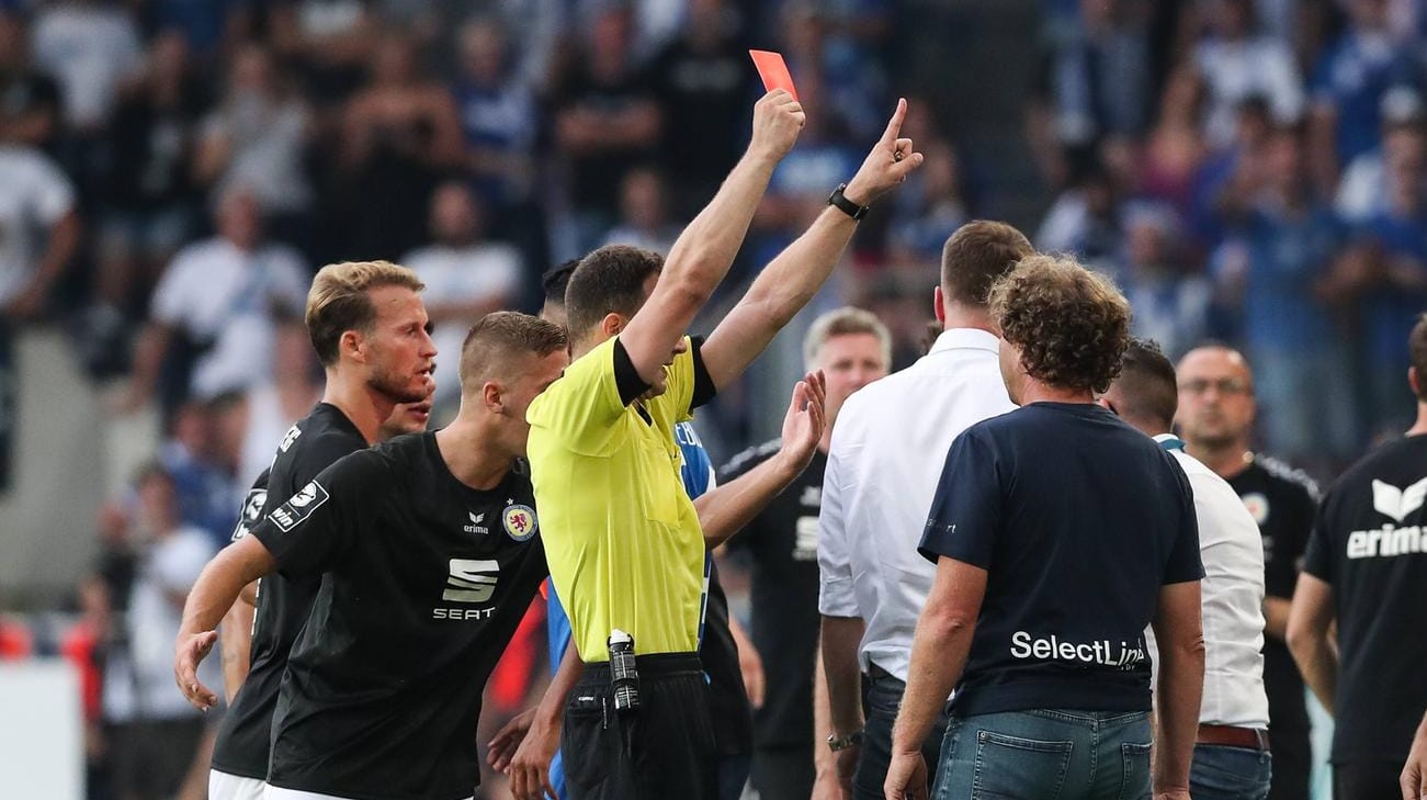 In der 3. Liga wird es schon praktiziert: Schiedsrichter Felix Zwayer schickte vergangenen Sonntag Co-Trainer Silvio Bankert vom 1. FC Magdeburg mit Rot auf die Tribüne.