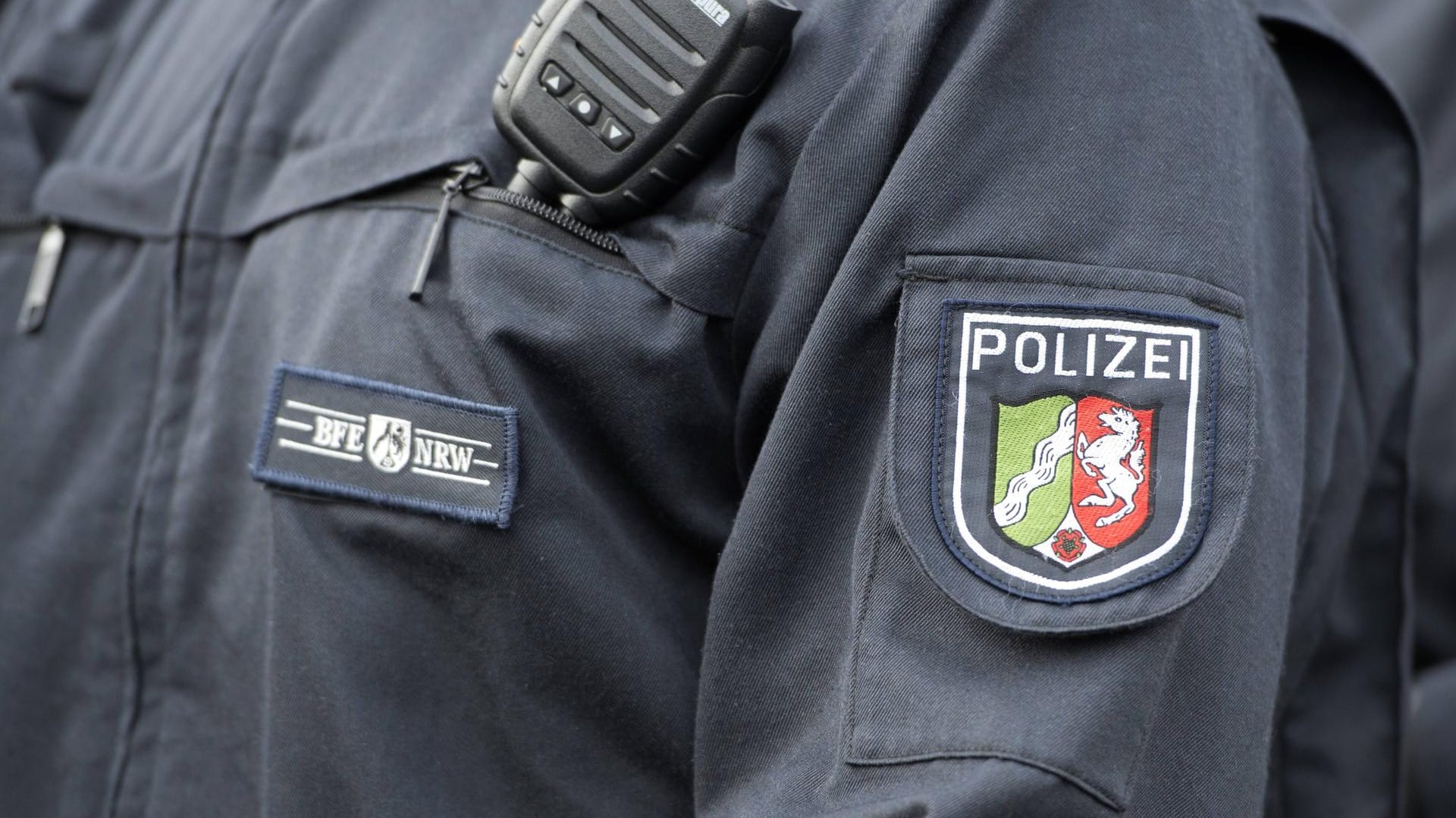 Polizei NRW: In Mühlheim haben Beamte eine rechte Demonstration gestoppt und die Personalien der Teilnehmer aufgenommen. (Symbolbild)