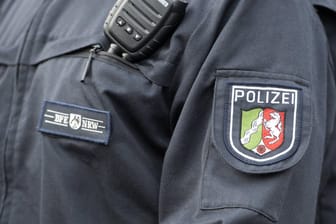 Polizei NRW: In Mühlheim haben Beamte eine rechte Demonstration gestoppt und die Personalien der Teilnehmer aufgenommen. (Symbolbild)