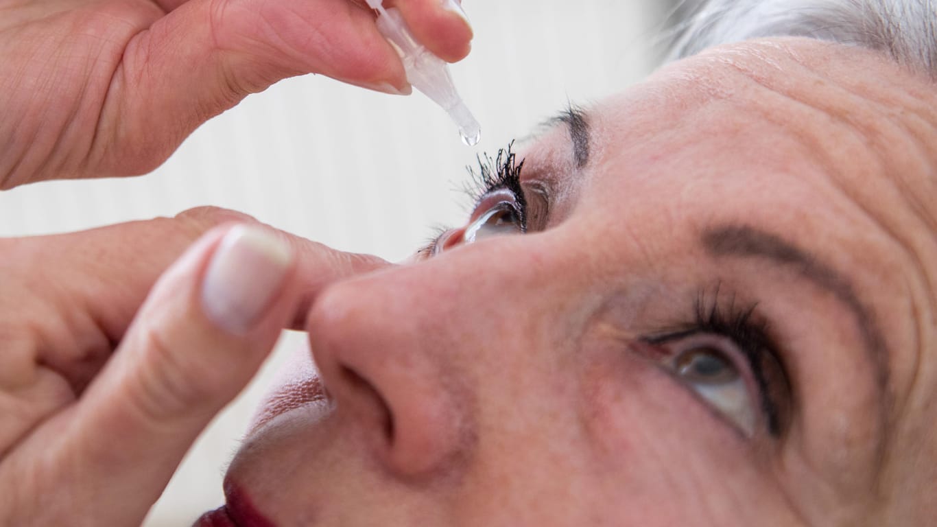 Augentropfen gegen Bindehautentzündungen: Präparate ohne Konservierungsmittel sind laut "Öko-Test" besser.