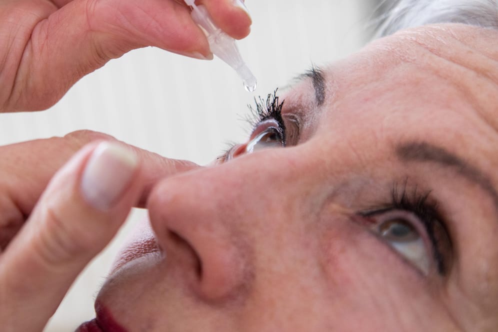 Augentropfen gegen Bindehautentzündungen: Präparate ohne Konservierungsmittel sind laut "Öko-Test" besser.