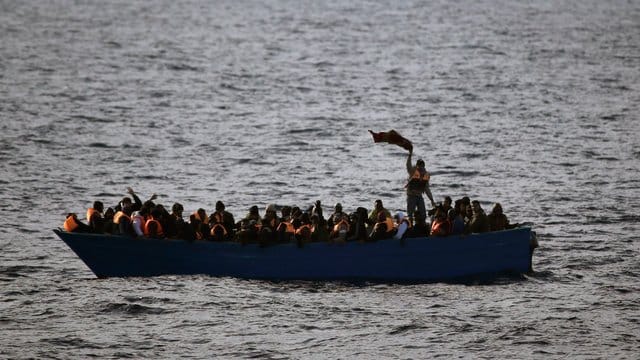 Der Chef des UN-Flüchtlingshilfswerks, Filippo Grandi, spricht von der "schwersten Tragödie im Mittelmeer" des laufenden Jahres. Der Chef des UN-Flüchtlingshilfswerks, Filippo Grandi, spricht von der "schwersten Tragödie im Mittelmeer" des laufenden Jahres.