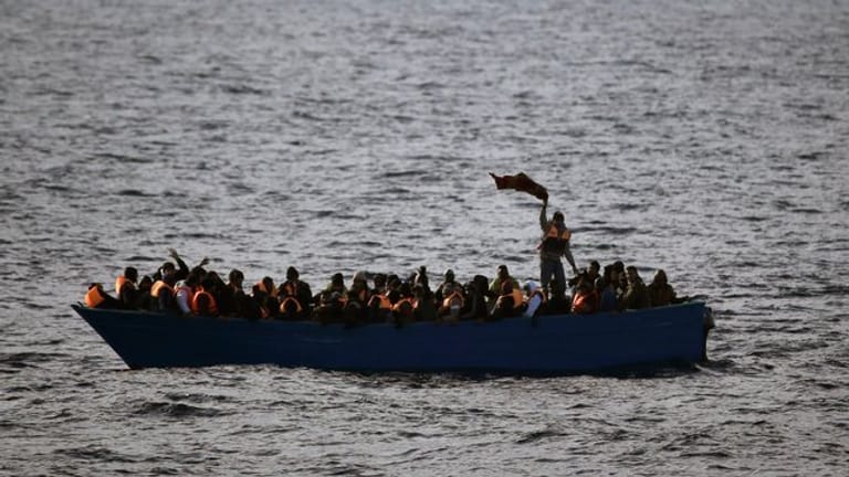 Der Chef des UN-Flüchtlingshilfswerks, Filippo Grandi, spricht von der "schwersten Tragödie im Mittelmeer" des laufenden Jahres.