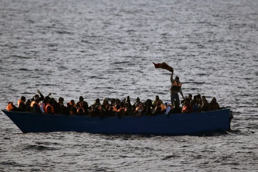 Der Chef des UN-Flüchtlingshilfswerks, Filippo Grandi, spricht von der "schwersten Tragödie im Mittelmeer" des laufenden Jahres.