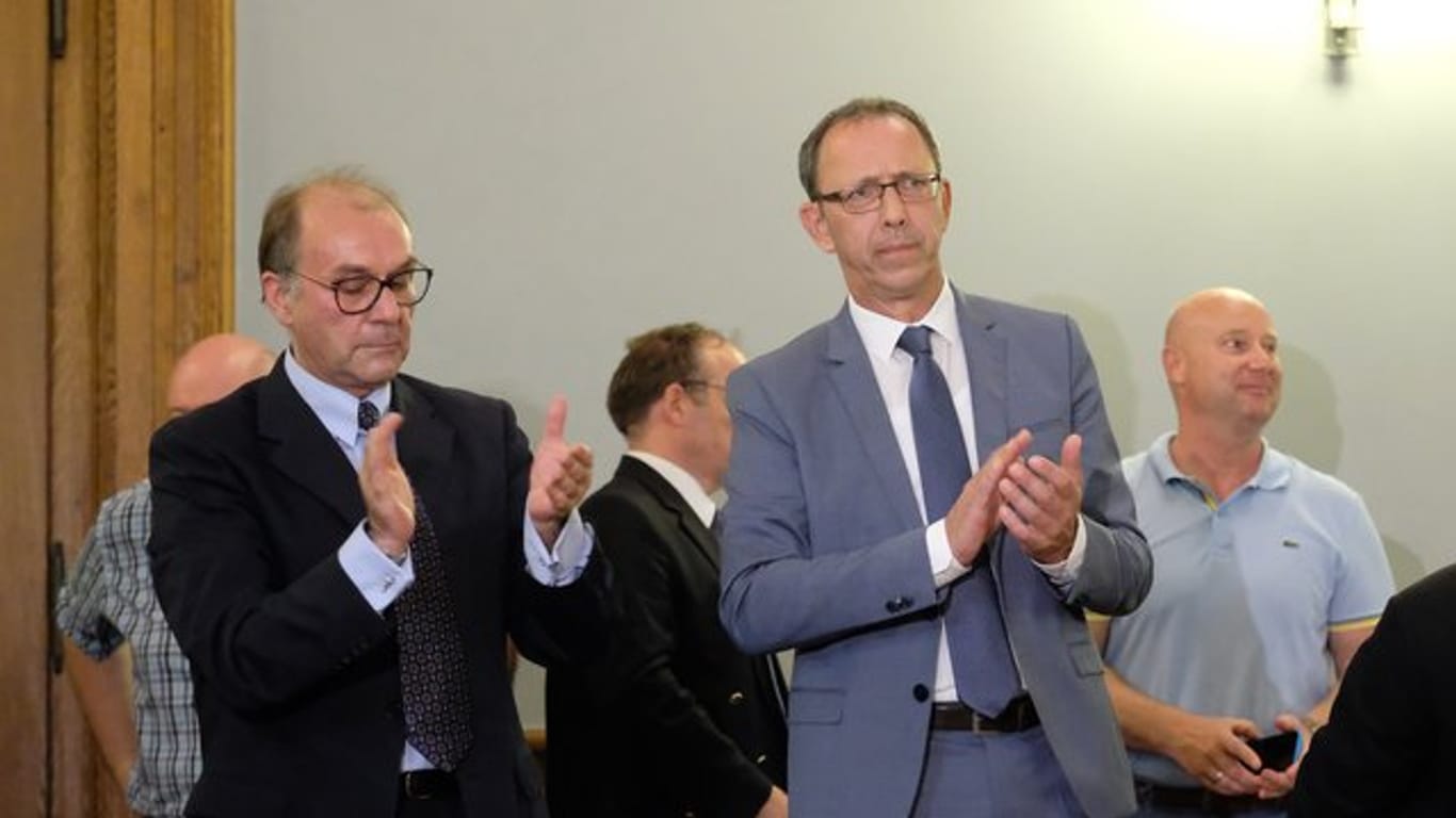 AfD-Funktionär Joachim Keiler (l) und der sächsische AfD-Landesvorsitzende Jörg Urban bei der Verhandlung im sächsische Verfassungsgerichtshof.