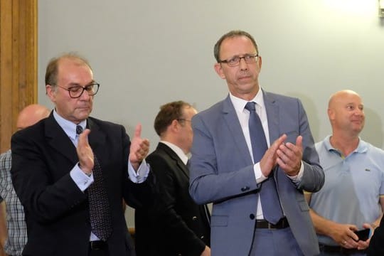 AfD-Funktionär Joachim Keiler (l) und der sächsische AfD-Landesvorsitzende Jörg Urban bei der Verhandlung im sächsische Verfassungsgerichtshof.