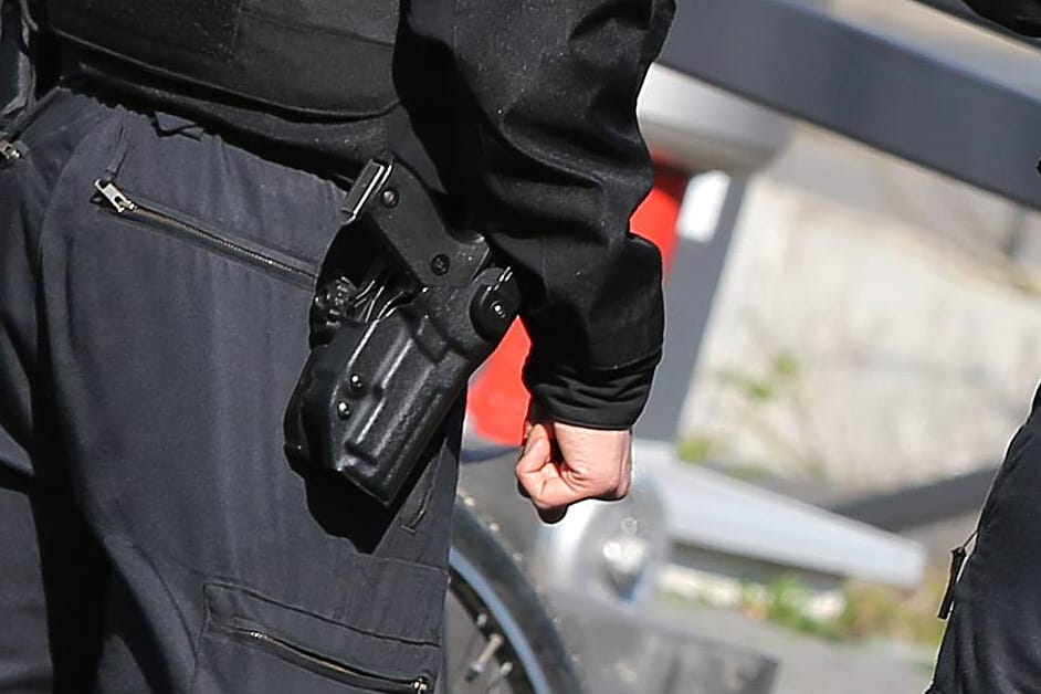 Bewaffnete Polizisten bei einem Einsatz (Archivbild): In Erlensee hat ein Sondereinsatzkommando eine Wohnung im Zusammenhang mit den Schüssen auf einen Eritreer durchsucht.