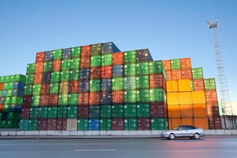 Container im Hafen von Antwerpen: Zwei mutmaßliche Drogenschmuggler hatten sich in einem Container versteckt – sie riefen die Polizei, als die Hitze zu schlimm wurde. (Symbolbild)