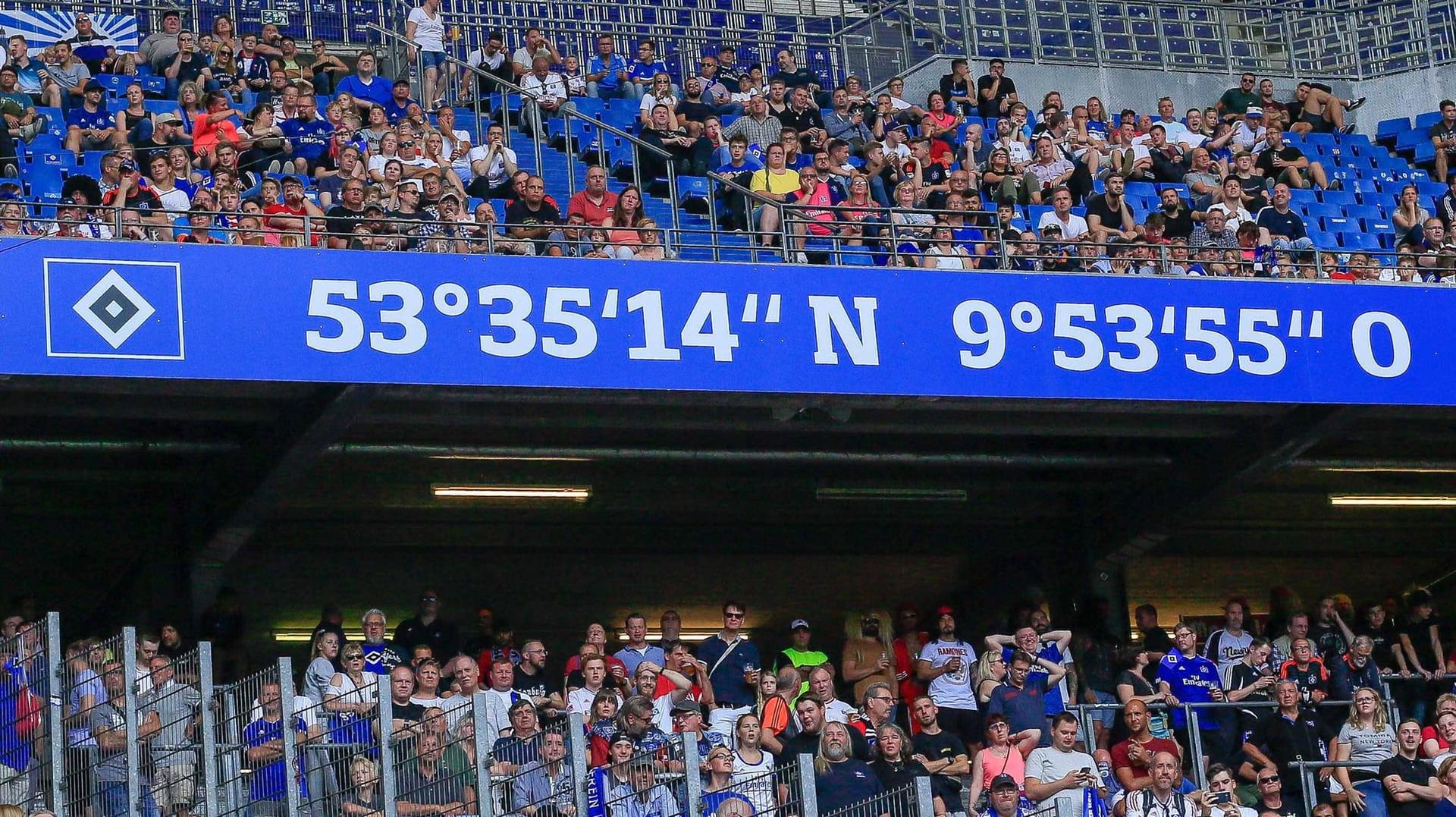 Die ehemalige Stadionuhr zeigt jetzt die Geo-Koordinaten des Anstoßpunktes im Hamburger Volksparkstadion.