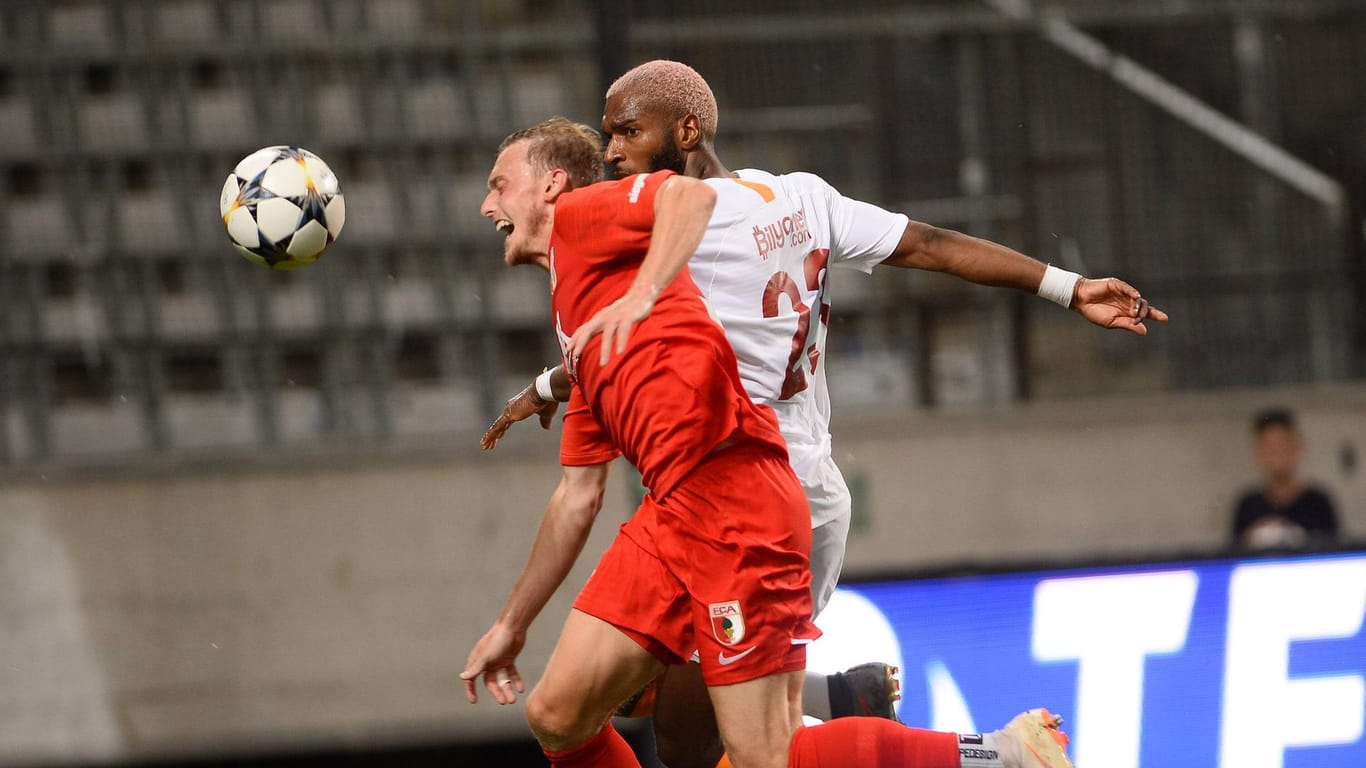 Durchgesetzt: Goerg Teigl (vorne) gewann mit dem FC Augsburg gegen Galatasaray Istanbul um Topstar Ryan Babel.