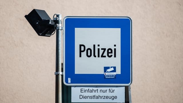 Polizeischild vor einer Wache