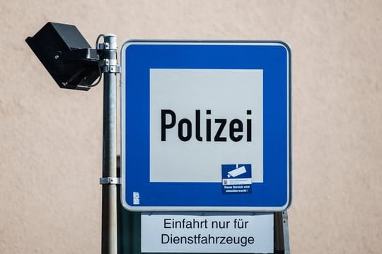 Polizeischild vor einer Wache