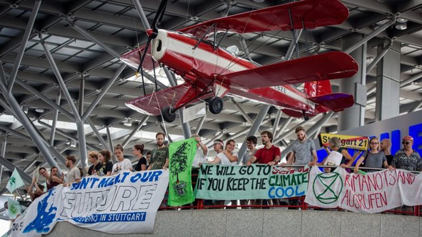 Nach Angaben der Veranstalter ist es die erste Demonstration von Fridays for Future an einem deutschen Flughafen.