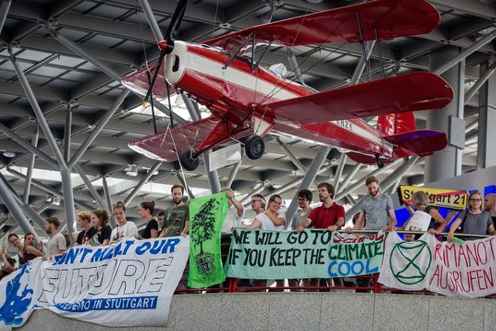 Nach Angaben der Veranstalter ist es die erste Demonstration von Fridays for Future an einem deutschen Flughafen.