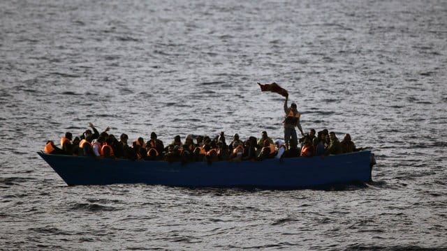Nach einem schweren Bootsunglück vor der Küste Libyens werden 115 Migranten vermisst. Nach einem schweren Bootsunglück vor der Küste Libyens werden 115 Migranten vermisst.
