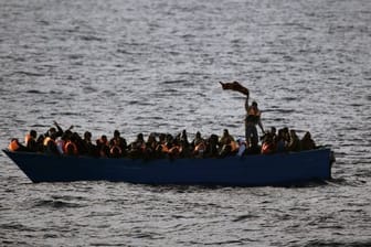 Nach einem schweren Bootsunglück vor der Küste Libyens werden 115 Migranten vermisst.