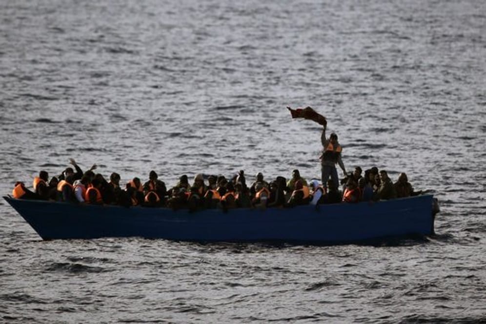 Nach einem schweren Bootsunglück vor der Küste Libyens werden 115 Migranten vermisst.