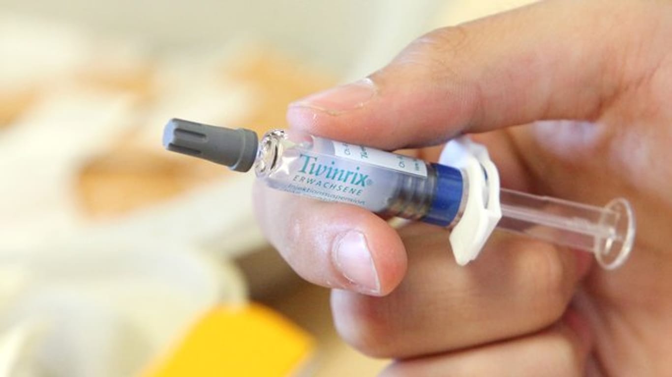 Ampulle mit Impfstoff gegen Hepatitis A und B.