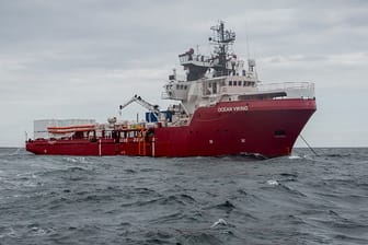 Das Rettungsschiff "Ocean Viking" der Hilfsorganisation "SOS Mediterranee": Italien will seinen umstrittenen Kurs gegenüber privaten Seenotrettern verschärfen.