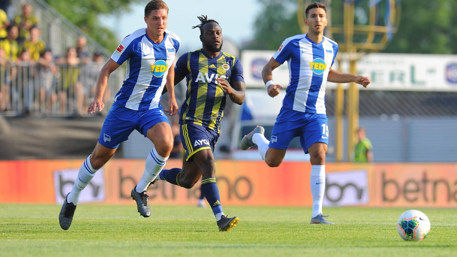 Hertha-Spieler Niklas Stark (l.) im Laufduell mit Fenerbahces Victor Moses. Hertha-Spieler Niklas Stark (l.) im Laufduell mit Fenerbahces Victor Moses.