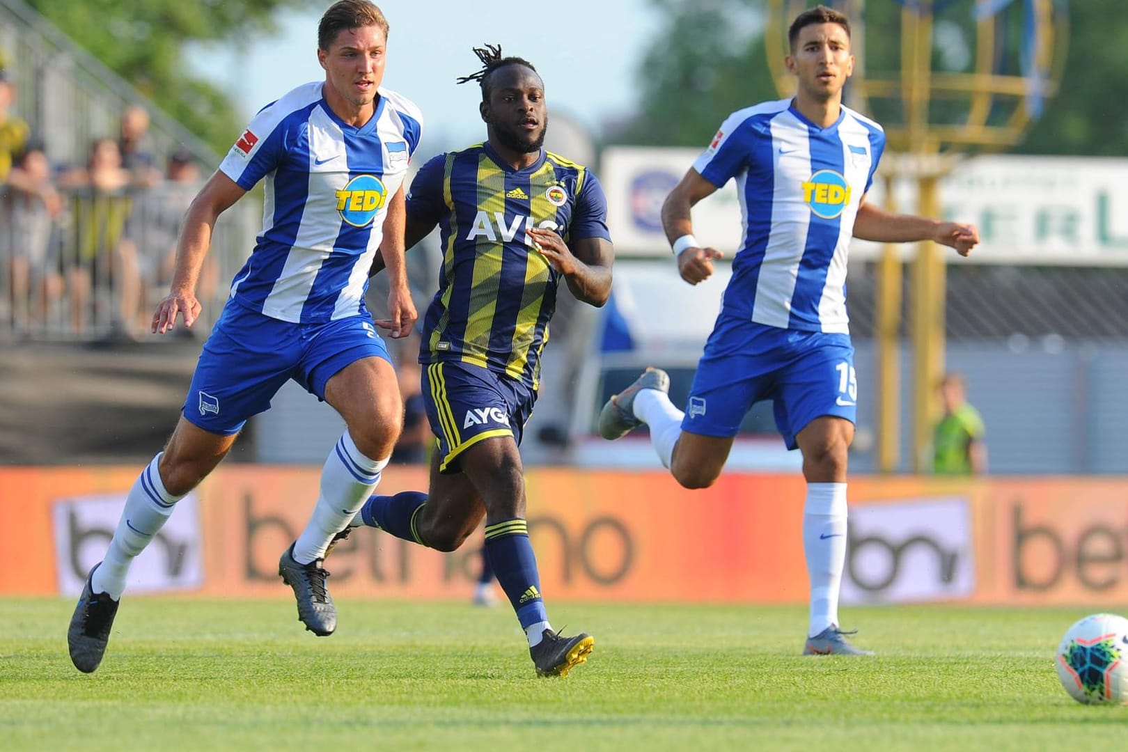 Hertha-Spieler Niklas Stark (l.) im Laufduell mit Fenerbahces Victor Moses.