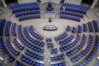 Der Bundestag hat derzeit über 700 Abgeordnete.