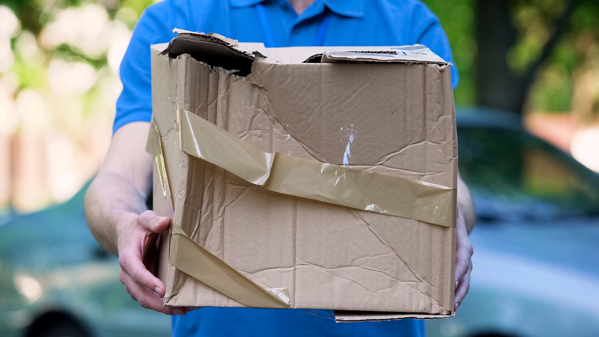 Beschädigtes Paket: Kunden müssen Sendungen, die offensichtlich kaputt sind, nicht annehmen oder sollten sich den Defekt vom Zusteller bestätigen lassen.