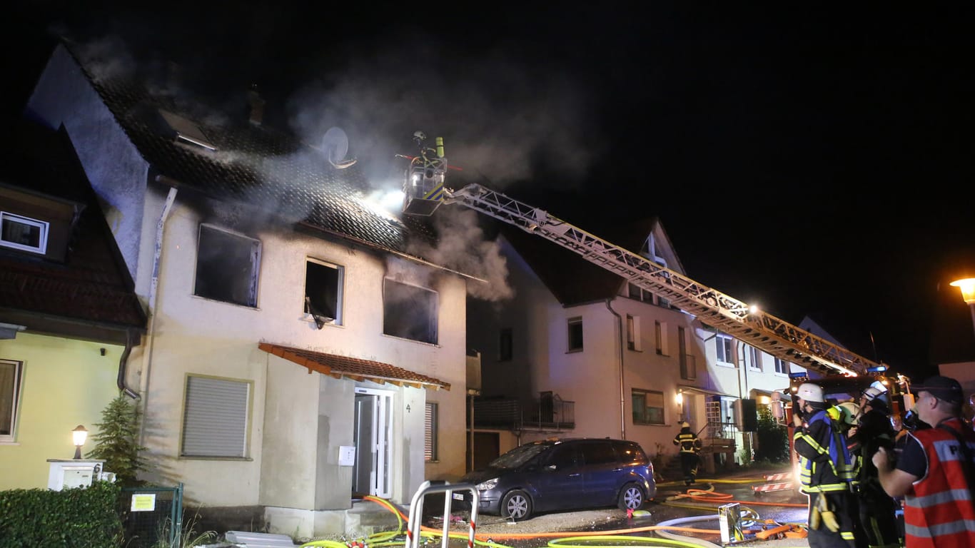 Feuerwehrleute löschen den Brand in dem Wohnhaus in Blaubeuren: Bei dem Feuer sind mehrere Menschen ums Leben gekommen.