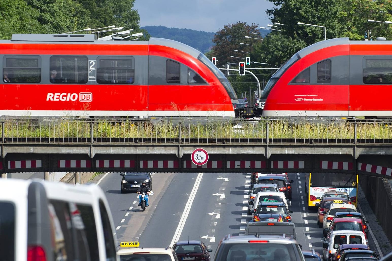 Ein Zug fährt über die marode Eisenbahnbrücke an der Stauffenbergallee in Dresden: Viele Anlagen und Brücken im Schienennetz müssen saniert werden – das ist teuer.