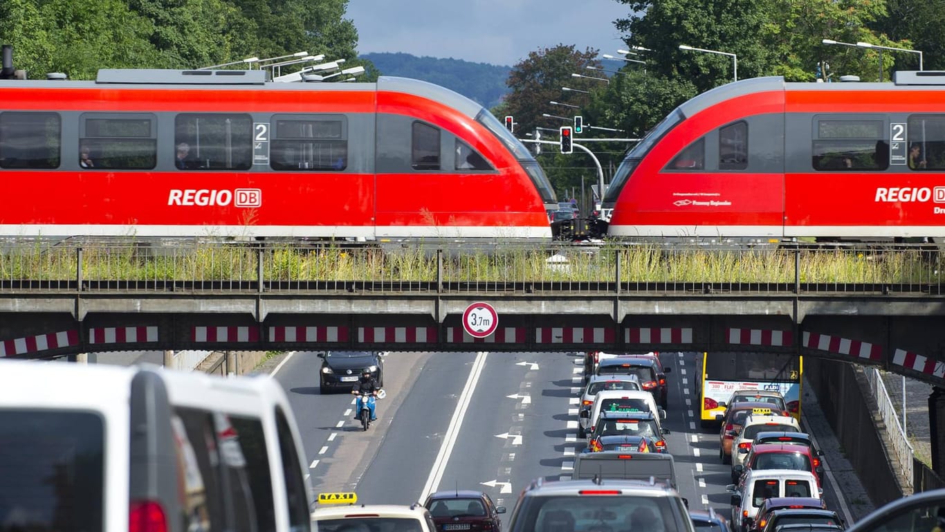 Ein Zug fährt über die marode Eisenbahnbrücke an der Stauffenbergallee in Dresden: Viele Anlagen und Brücken im Schienennetz müssen saniert werden – das ist teuer.