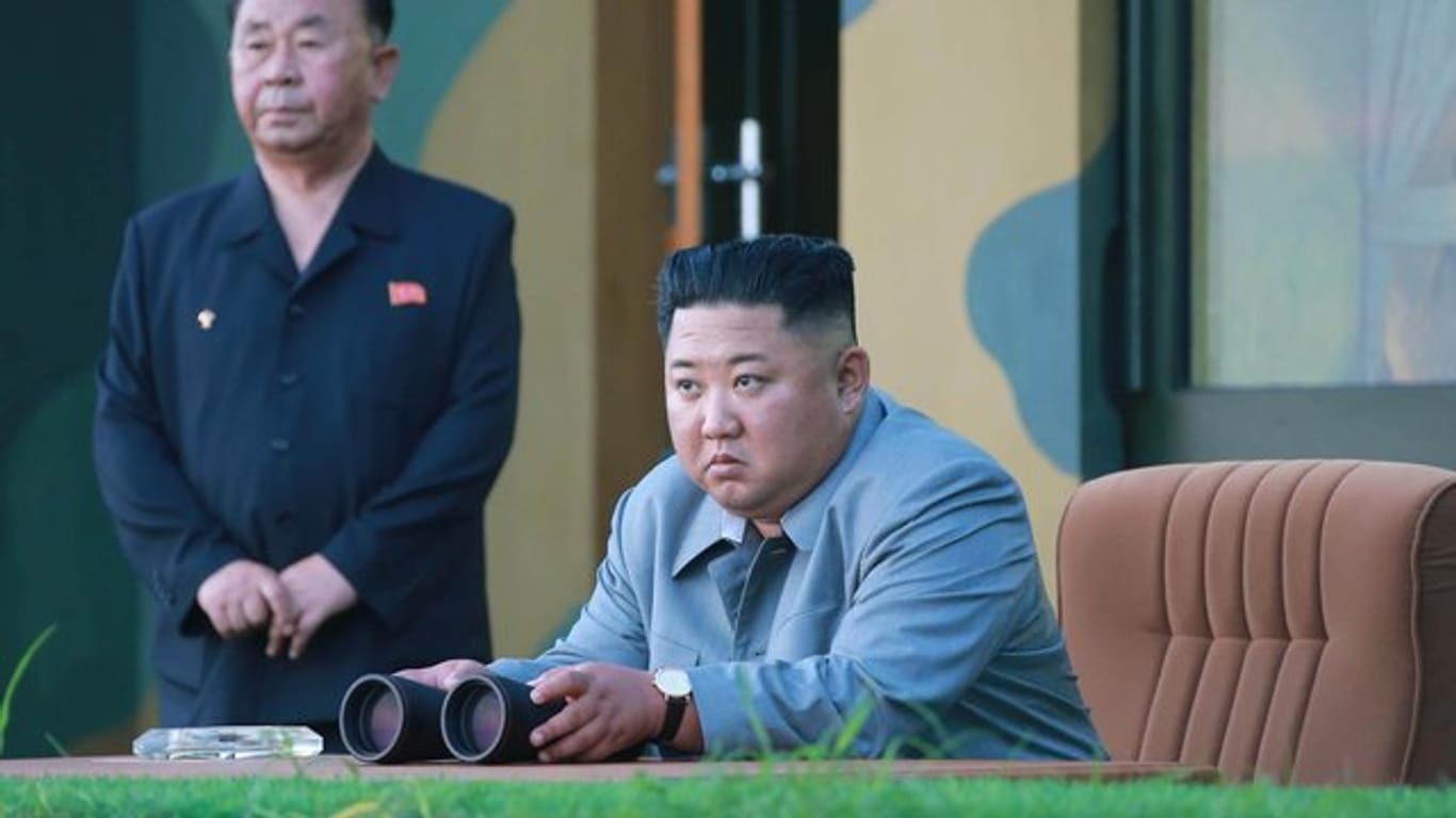 Nordkoreas Machthaber Kim Jong Un verfolgt den Raketentest.