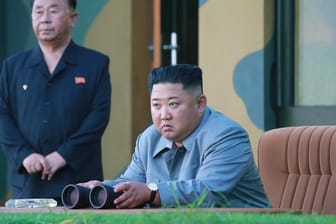 Nordkoreas Machthaber Kim Jong Un verfolgt den Raketentest.