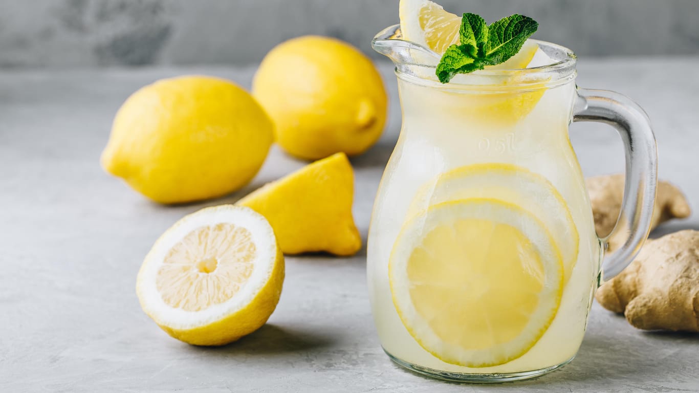 Selbstgemachte Limonade: Mit wenigen Zutaten können Sie sich selbst einen gesunden Durstlöscher zubereiten.