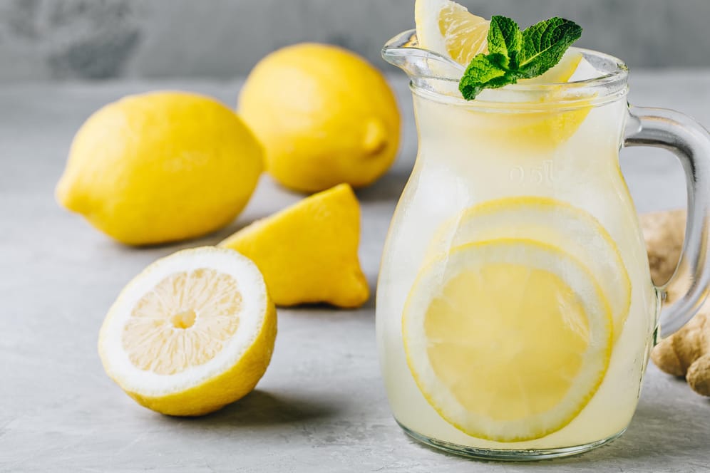 Selbstgemachte Limonade: Mit wenigen Zutaten können Sie sich selbst einen gesunden Durstlöscher zubereiten.