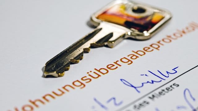 Mieter sollten bei der Übergabe der Wohnung einen Zeugen mitnehmen und ein Protokoll anfertigen.