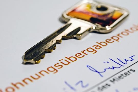 Mieter sollten bei der Übergabe der Wohnung einen Zeugen mitnehmen und ein Protokoll anfertigen.