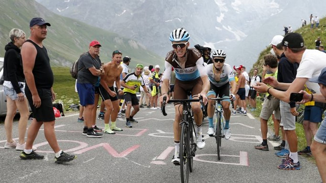 Romain Bardet bahnt sich den Weg durch die Zuschauer in den Bergen.