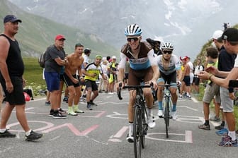 Romain Bardet bahnt sich den Weg durch die Zuschauer in den Bergen.